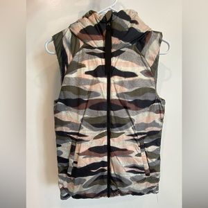 Lululemon vest, only worn a few times, in great condition:)
